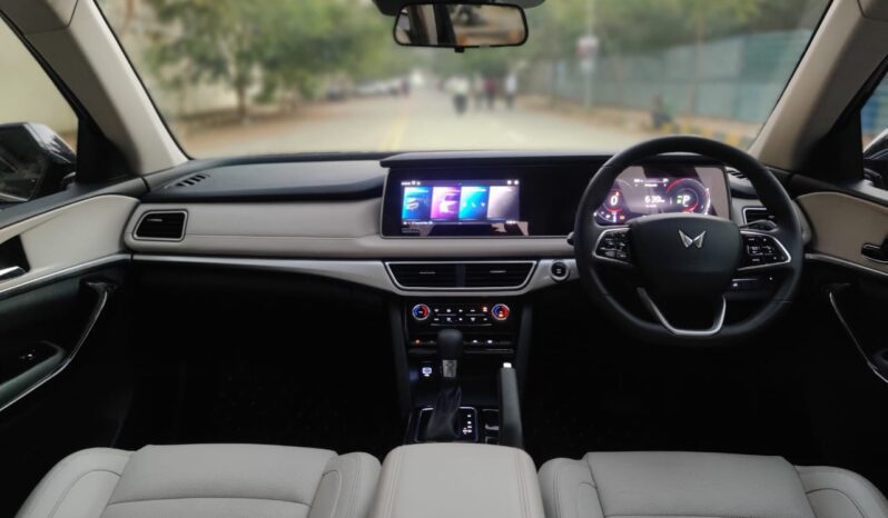 Mahindra XUV 700 AX7 AT 7STR full