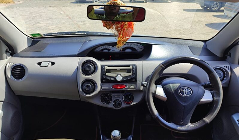 Toyota Etios Liva V full