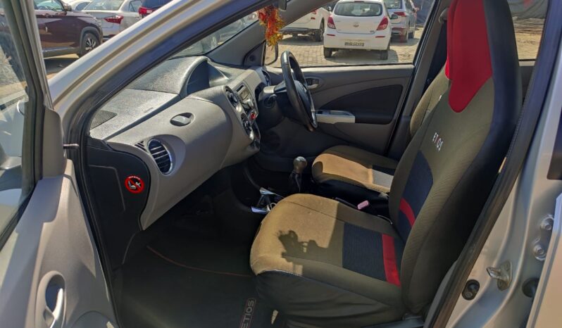 Toyota Etios Liva V full