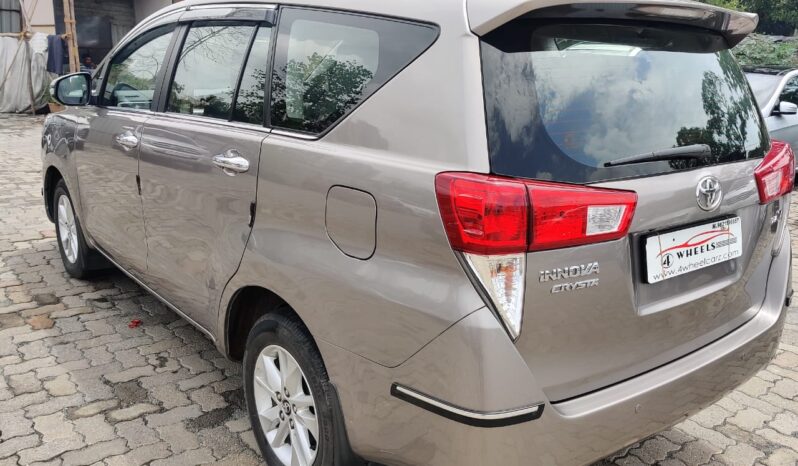 Toyota Innova Crysta 2.4 V MT 8STR full