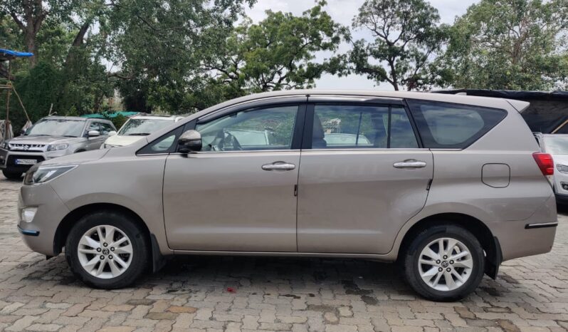 Toyota Innova Crysta 2.4 V MT 8STR full