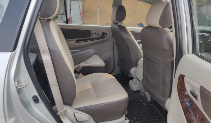 Toyota Innova V full