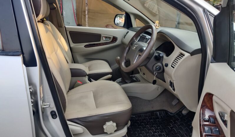 Toyota Innova V full