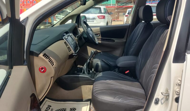 Toyota Innova V MT 8STR full