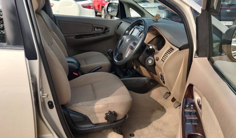 Toyota Innova 2.5 V 7STR full