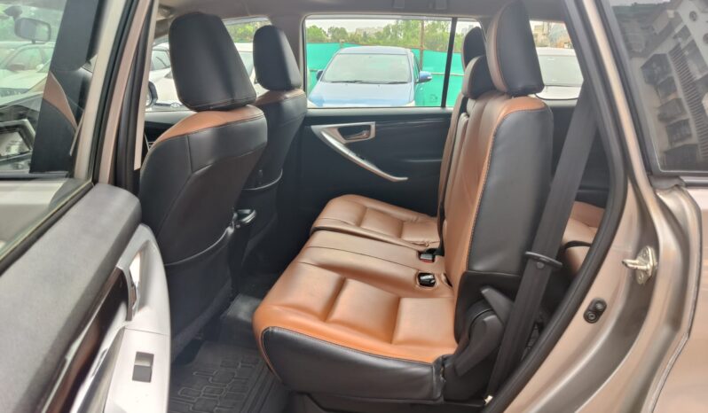 Toyota Innova Crysta 2.4 G 8STR full