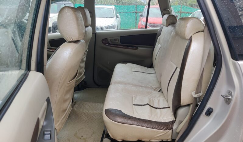 Toyota Innova 2.5 G 8STR full