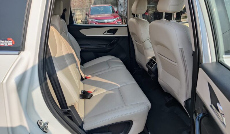 Mahindra XUV700 AX7 L D 7 STR AWD full