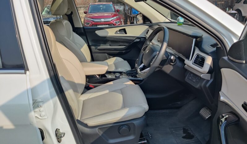 Mahindra XUV700 AX7 L D 7 STR AWD full